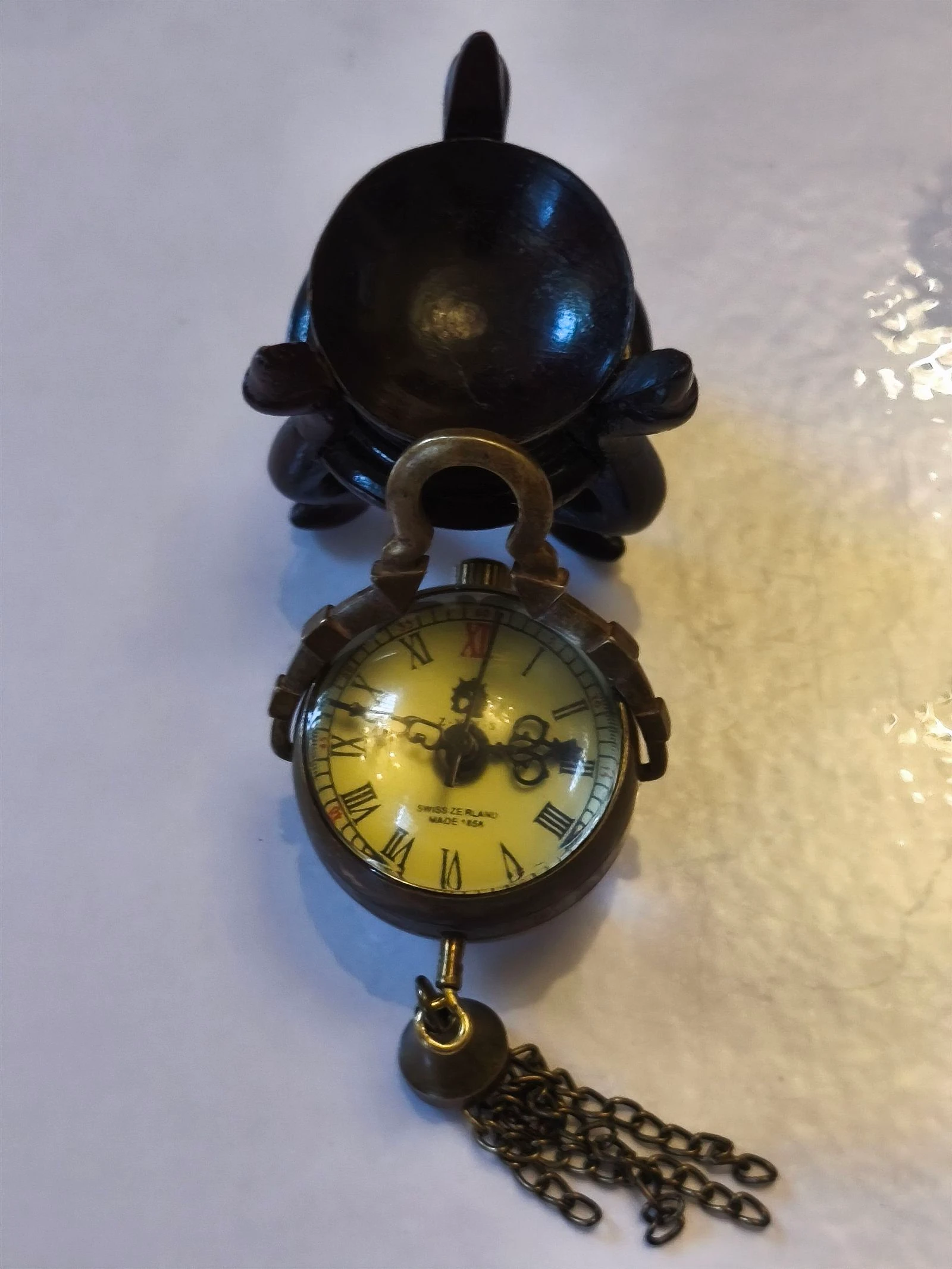 Relógio miniatura de corda antigo sobre base de madeira – photo 10